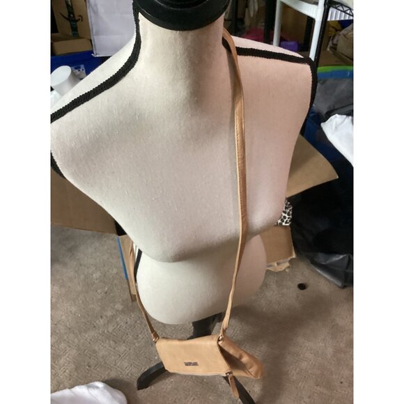 Kenneth Cole Reaction Beige Crossbody Bag With Zipper Pocket & Adjustable Strap - Picture 5 of 6